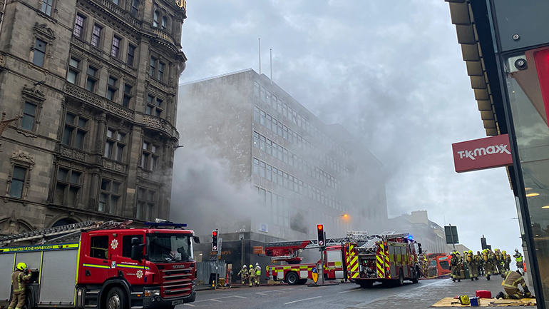 Ιστορικό πολυκατάστημα στο Εδιμβούργο τυλίχθηκε στις φλόγες